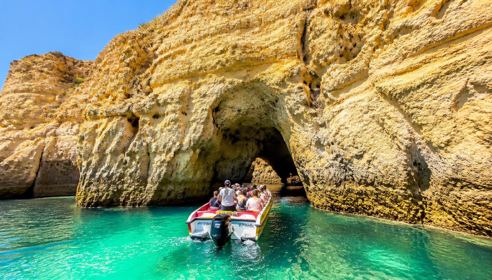 Boa Onda Tour: the Benagil caves by boat with Julie and Hélder Boa Onda Tour: the Benagil caves by boat with Julie and Hélder