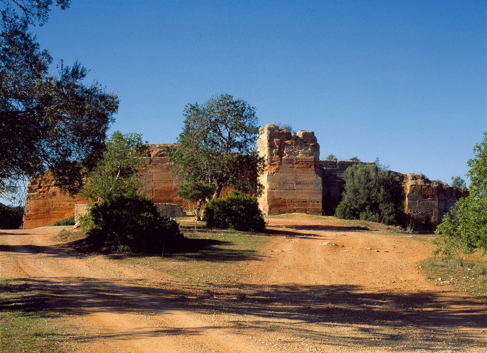 Paderne Castle: visiting, walking and the Algarve's secret village Paderne Castle: visiting, walking and the Algarve's secret village
